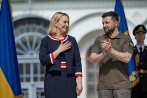 Ambassador Brink walking with Ukrainian president Oleksandr Zelenskyy