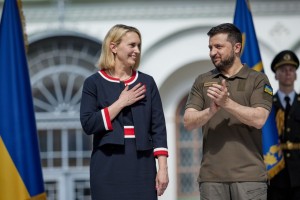 Ambassador Bridget Brink ’91 and Ukraine's President Volodymyr Zelenskyy